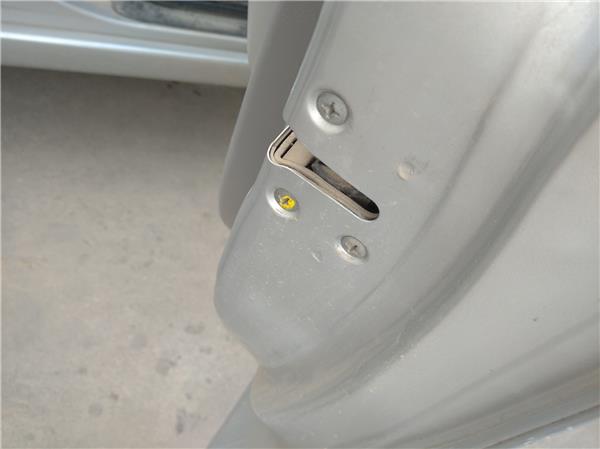 cerradura puerta delantera derecha nissan alm