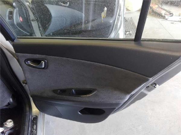 guarnecido puerta trasera derecha nissan prim