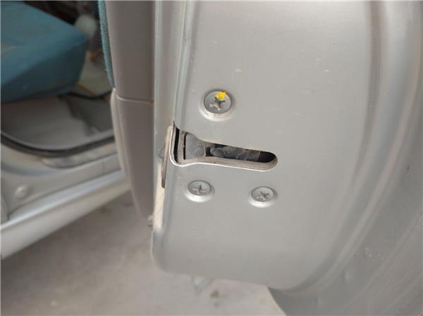 cerradura puerta trasera derecha nissan almer