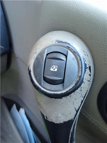 botonera puerta delantera derecha renault meg