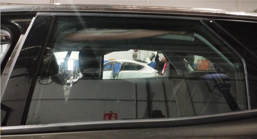 luna puerta trasera izquierda peugeot 3008 allure