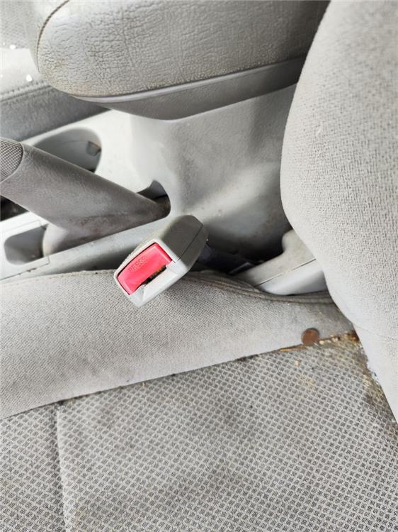 anclaje cinturon delantero izquierdo kia cerato (ld) 1.5 lx crdi familiar (5 ptas.)