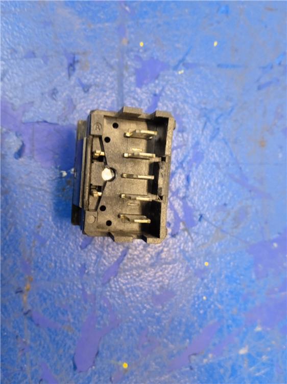 Botonera Puerta Delantera Izquierda