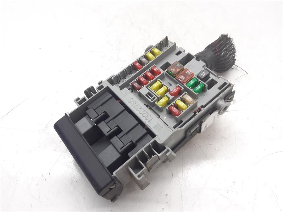 caja reles opel insignia berlina selective