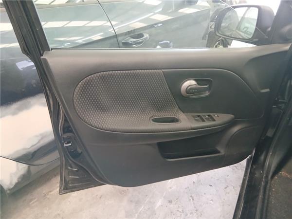 guarnecido puerta delantera izquierda nissan