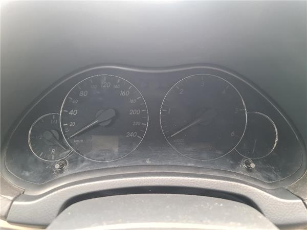 cuadro instrumentos toyota avensis berlina t2