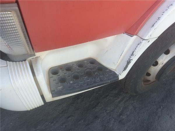 estribo puerta izquierda nissan cabstar 01200