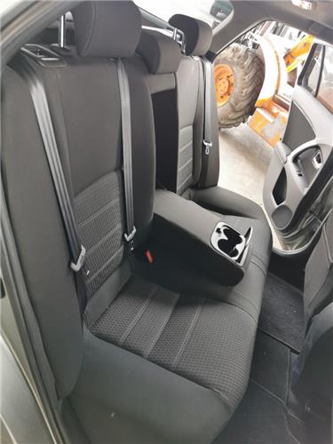 asientos traseros toyota avensis cross sport