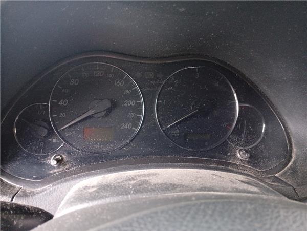 cuadro instrumentos toyota avensis berlina t2