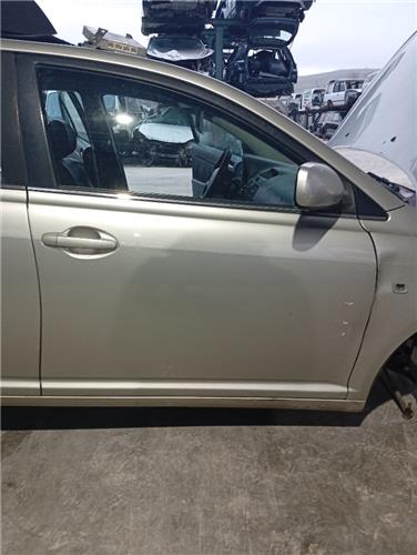puerta delantera derecha toyota avensis berli