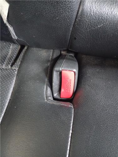 anclaje cinturon trasero derecho toyota avens