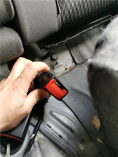 anclaje cinturon trasero izquierdo toyota ave