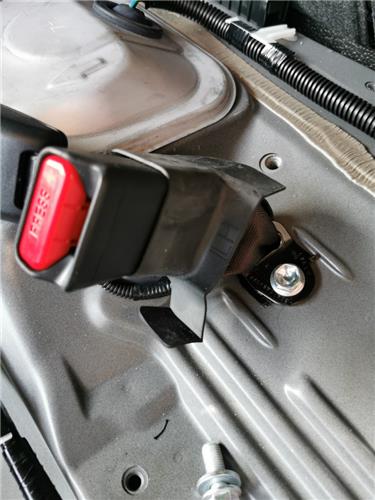 anclaje cinturon trasero izquierdo toyota yar