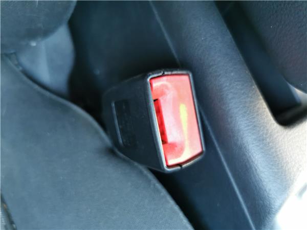 anclaje cinturon delantero derecho audi a6 be