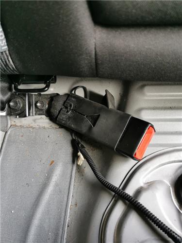 anclaje cinturon trasero derecho toyota avens