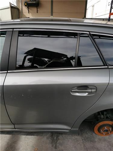puerta trasera izquierda toyota avensis cross