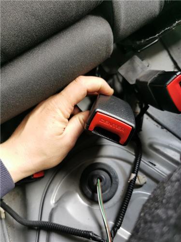 anclaje cinturon trasero central toyota avens