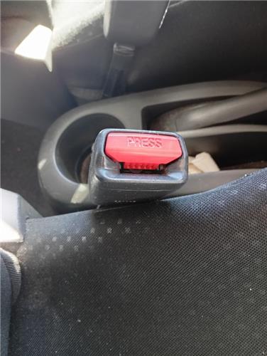 anclaje cinturon delantero derecho toyota yar