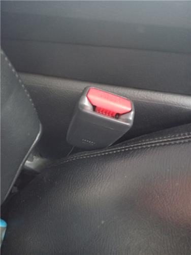 anclaje cinturon delantero derecho toyota ave