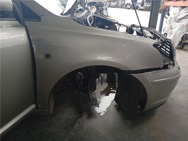 aleta delantera derecha toyota avensis berlin