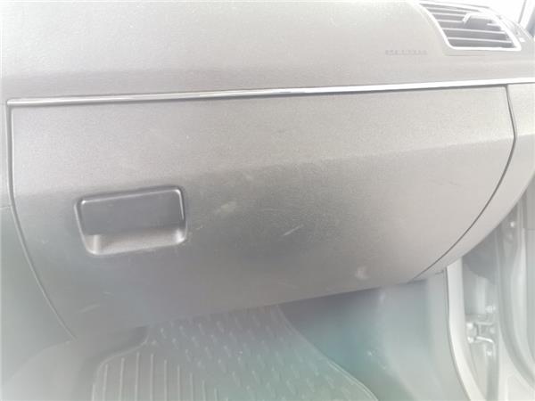 tapa guantera toyota avensis cross sport t27