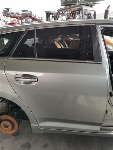 puerta trasera derecha toyota avensis cross s