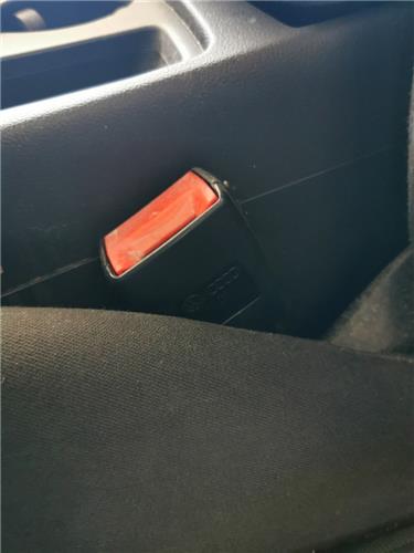 anclaje cinturon delantero izquierdo audi a4