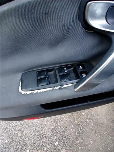 guarnecido puerta delantera izquierda nissan