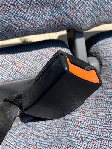 anclaje cinturon trasero derecho nissan seren