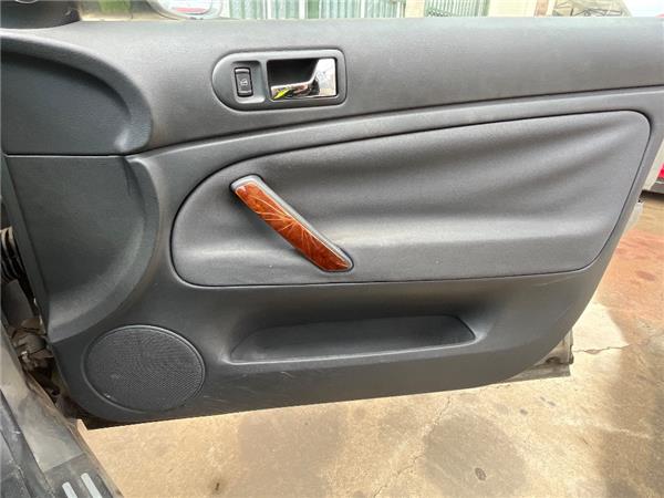 guarnecido puerta delantera derecha volkswage
