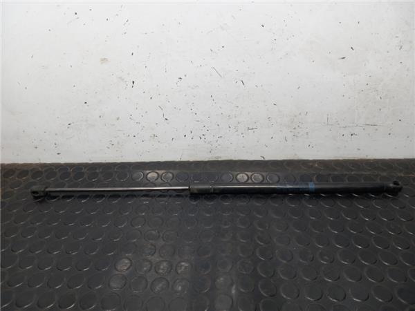 amortiguador izquierdo capo mercedes benz cla