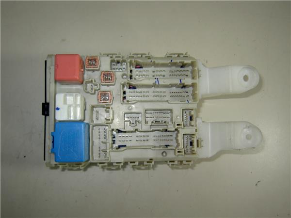 caja fusiblesrele toyota auris e15 102006  13