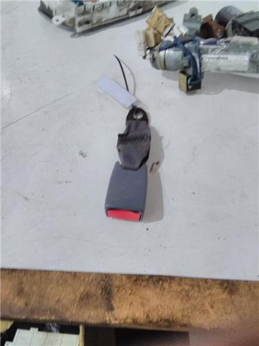 anclaje cinturon delantero derecho toyota lan