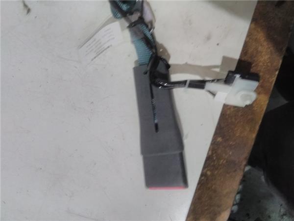 anclaje cinturon delantero izquierdo toyota p