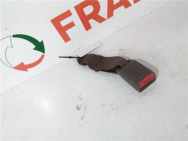 anclaje cinturon trasero derecho toyota hilux