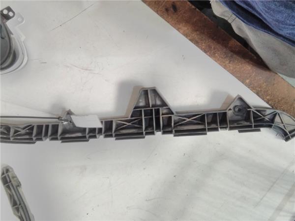 soporte derecho paragolpes trasero toyota ave