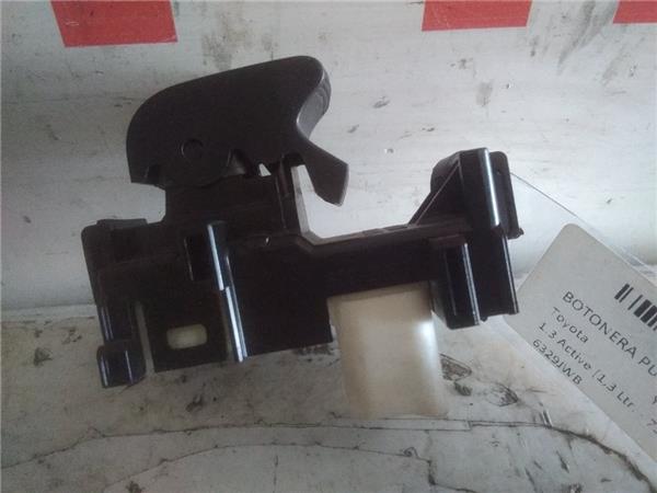 botonera puerta trasera derecha toyota yaris