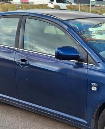 puerta delantera derecha toyota avensis berli