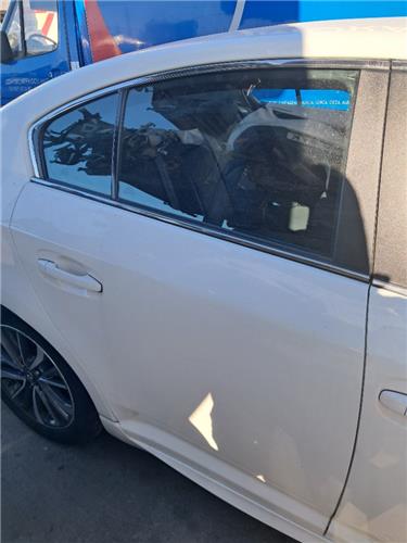 puerta trasera derecha toyota avensis t27 200