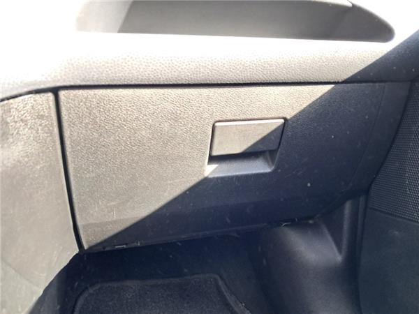 guantera salpicadero ford fiesta cbk 2002 14