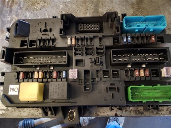 caja fusiblesrele opel astra h berlina 2004