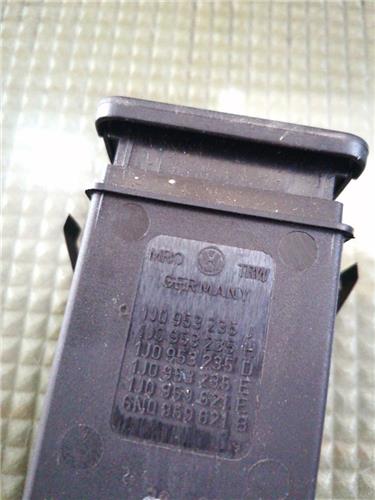 Interruptor Luces Emergencia Volkswagen Golf IV Berlina (1J1)(10.1997->2004) foto 2