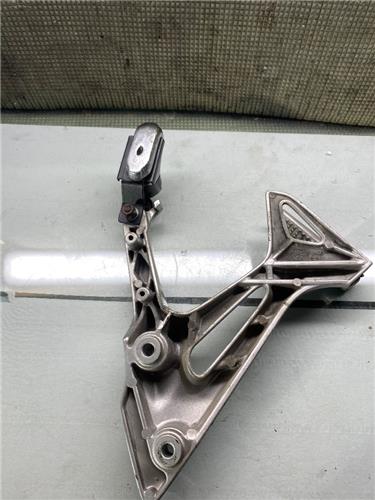 ESTRIBERA TRASERA DERECHA HONDA VFR 800 foto 2