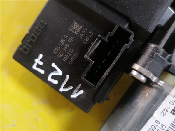 MOTOR ELEVALUNAS DELANTERO DERECHO Renault Megane III Berlina 5P (2008->) foto 3