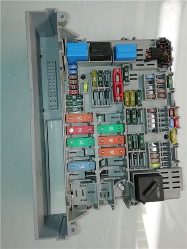 Caja Reles BMW Serie 1 Berlina (E81/E87)(2004->) foto 2