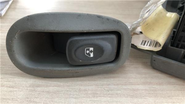 MANDO ELEVALUNAS TRASERO IZQUIERDO Renault SCENIC foto 3