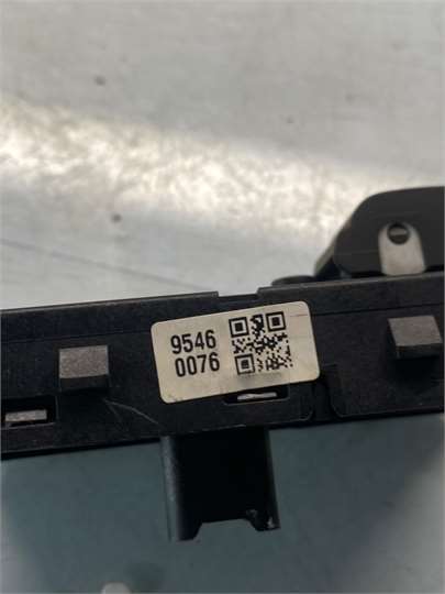 MANDO ELEVALUNAS DELANTERO DERECHO Chevrolet Aveo Hatchback (2011->) foto 3