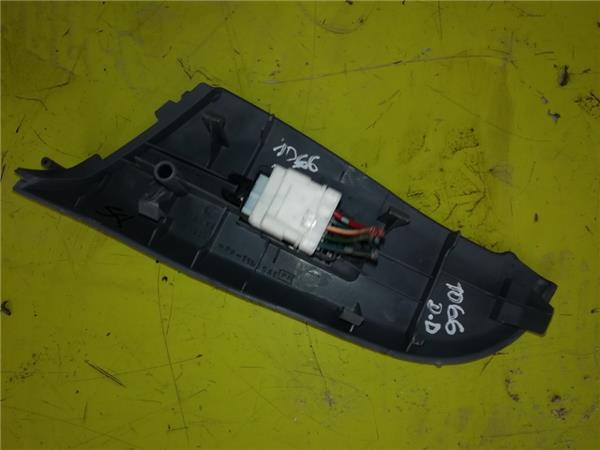 MANDO ELEVALUNAS DELANTERO DERECHO Nissan Almera (N16/E)(01.2000->) foto 3