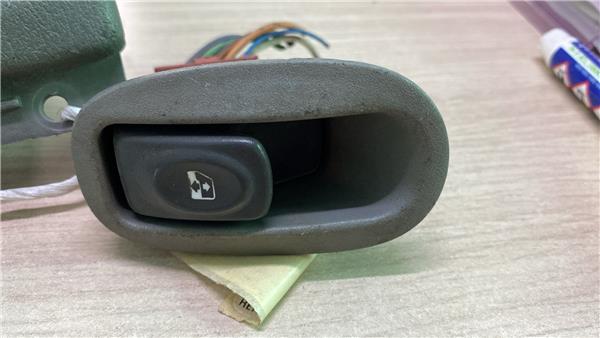 MANDO ELEVALUNAS TRASERO DERECHO Renault SCENIC
