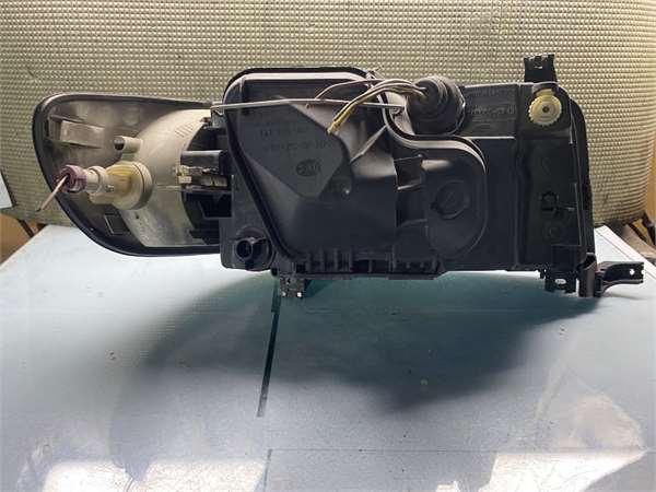 Faro Delantero Izquierdo Audi A6 Berlina (C4)(1994->) foto 3